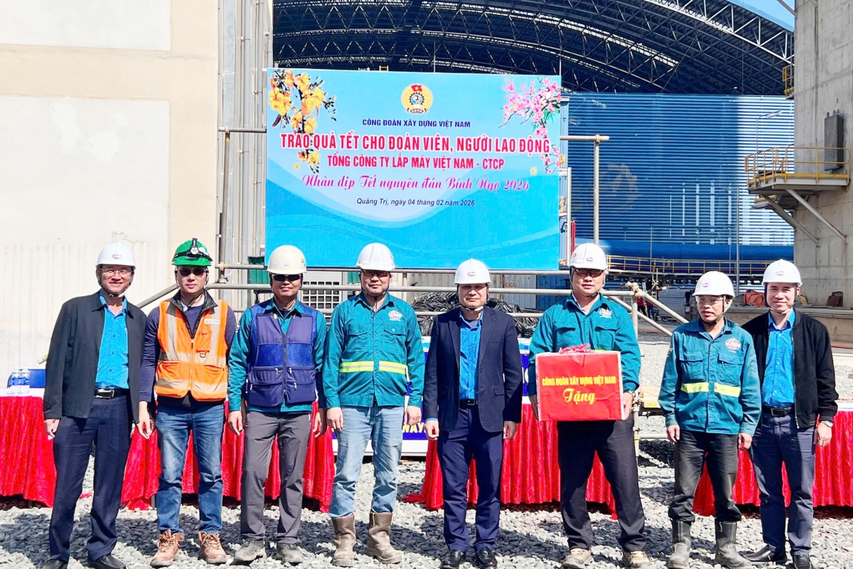 Đồng ch&iacute; Nguyễn Thanh T&ugrave;ng &ndash; Ph&oacute; Chủ tịch Thường trực CĐXDVN v&agrave; Đồng ch&iacute; L&ecirc; Đ&igrave;nh Khanh &ndash; Chủ tịch C&ocirc;ng đo&agrave;n Tổng c&ocirc;ng ty trao 200 suất qu&agrave; tại dự &aacute;n Quảng Trạch 1 cho Lilama 10 v&agrave; Lilama18.