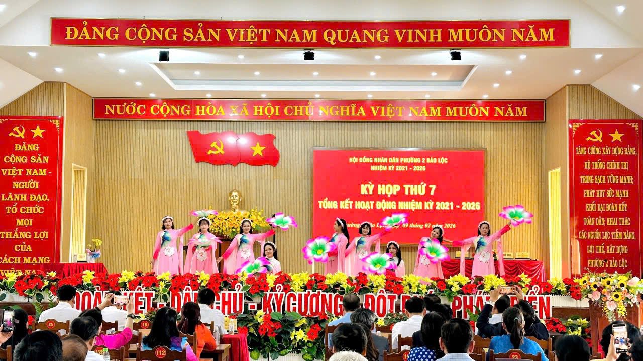 Chương tr&igrave;nh văn nghệ tại kỳ họp.