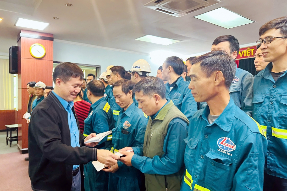 Đồng ch&iacute; L&ecirc; Đ&igrave;nh Khanh &ndash; Chủ tịch C&ocirc;ng đo&agrave;n Tổng c&ocirc;ng ty tặng qu&agrave; v&agrave; ch&uacute;c Tết đo&agrave;n vi&ecirc;n, người lao động