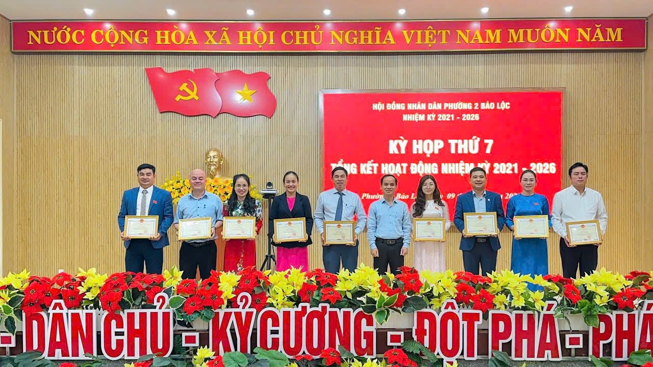 Đồng ch&iacute; Đa C&aacute;t Vinh &ndash; Ph&oacute; Chủ tịch HĐND tỉnh L&acirc;m Đồng trao khen thưởng cho c&aacute;c c&aacute; nh&acirc;n c&oacute; th&agrave;nh t&iacute;ch ti&ecirc;u biểu, xuất sắc trong hoạt động HĐND nhiệm kỳ 2021 &ndash; 2026