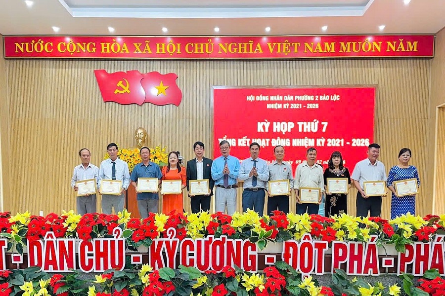 trao khen thưởng cho 32 c&aacute; nh&acirc;n c&oacute; th&agrave;nh t&iacute;ch ti&ecirc;u biểu, xuất sắc trong hoạt động HĐND nhiệm kỳ 2021 &ndash; 2026
