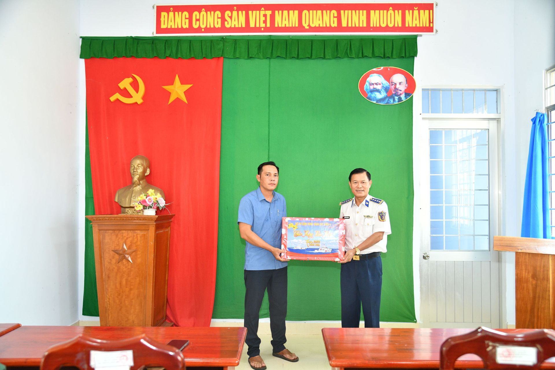 Bộ Tư lệnh V&ugrave;ng Cảnh s&aacute;t biển 4 tặng qu&agrave; Tết Khu phố Suối Lớn Dương Tơ, Đặc khu Ph&uacute; Quốc