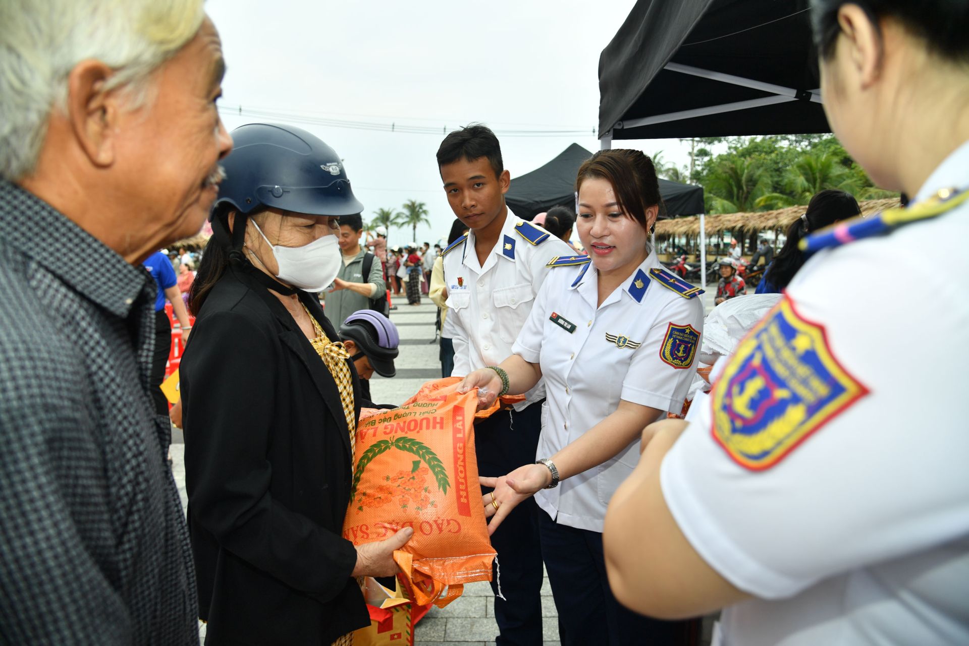 C&aacute;n bộ, chiến sĩ Bộ Tư lệnh V&ugrave;ng Cảnh s&aacute;t biển 4 trao tặng qu&agrave; tới b&agrave; con Nh&acirc;n d&acirc;n tại &ldquo;Phi&ecirc;n chợ Tết 0 đồng&rdquo;