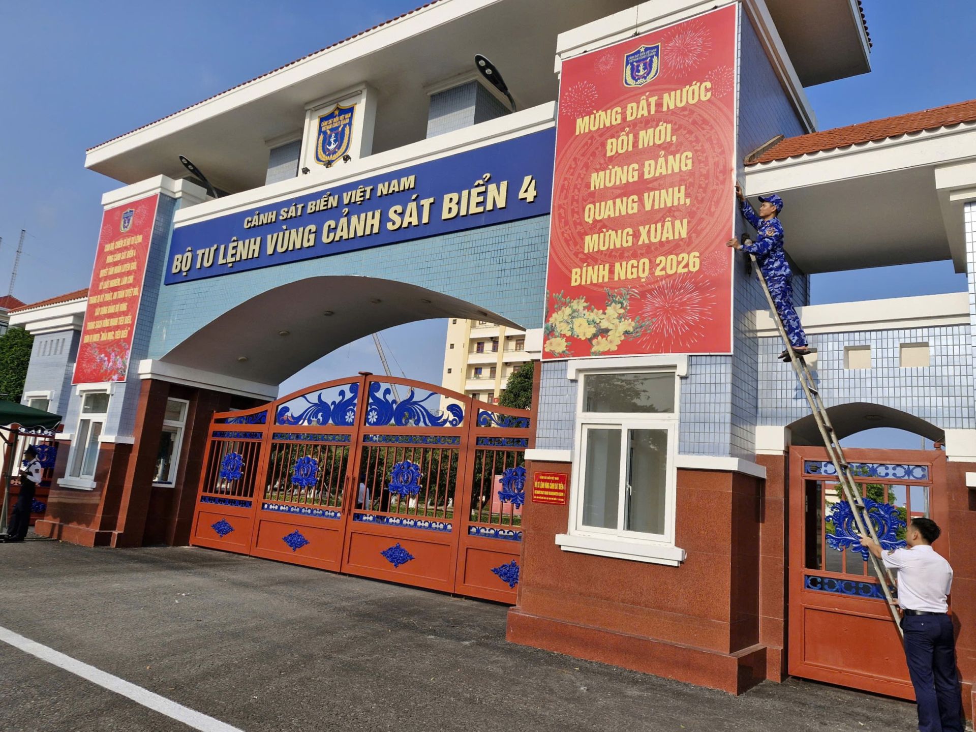 C&aacute;n bộ, chiến sĩ trang tr&iacute; pano nhằm ch&agrave;o đ&oacute;n Tết Nguy&ecirc;n đ&aacute;n B&iacute;nh Ngọ 2026 tại trụ sở Bộ Tư lệnh V&ugrave;ng Cảnh s&aacute;t biển 4