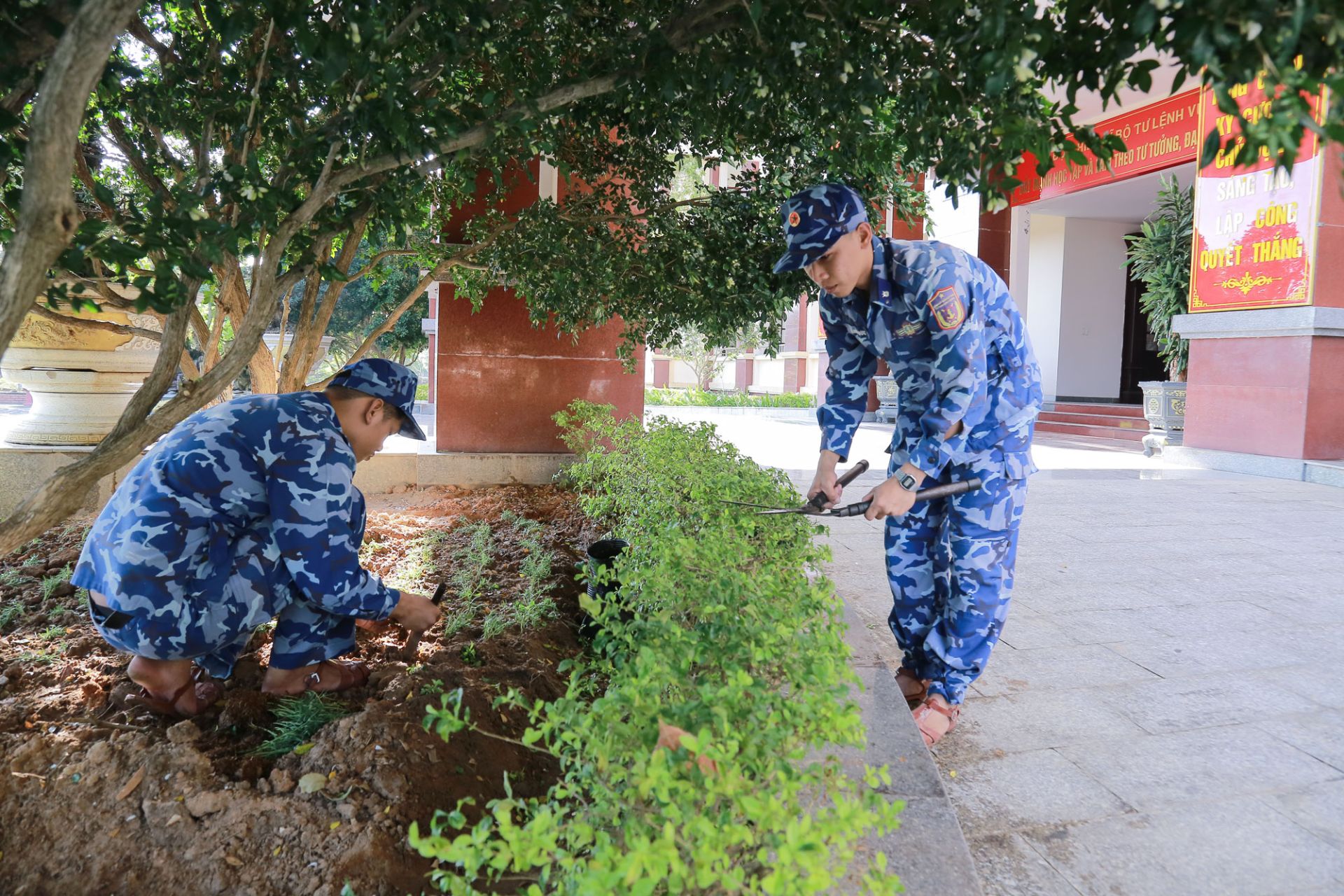 C&aacute;c chiến sĩ Bộ Tư lệnh V&ugrave;ng Cảnh s&aacute;t biển 4 tổ chức chỉnh trang cảnh quan đơn vị đ&oacute;n Tết