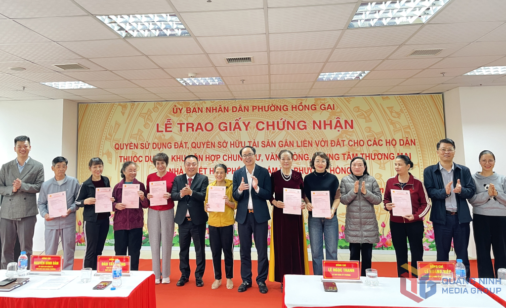 UBND phường Hồng Gai trao Giấy chứng nhận quyền sử dụng đất cho các hộ tại chung cư My Way