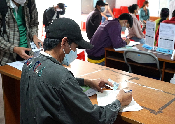 Người lao động đăng k&yacute; hưởng ch&iacute;nh s&aacute;ch trợ cấp thất nghiệp tại Trung t&acirc;m Dịch vụ việc l&agrave;m B&igrave;nh Dương (nguồn: Internet)