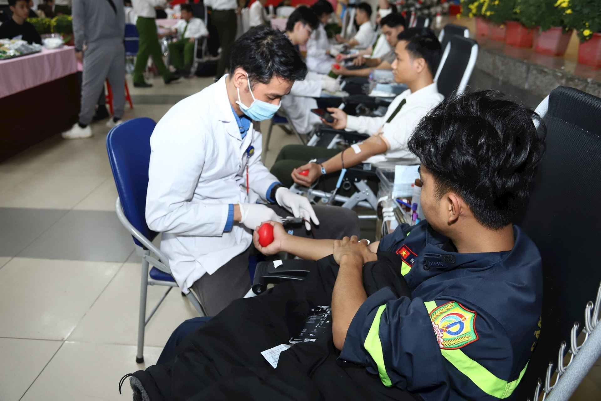 C&aacute;c c&aacute;n bộ, chiến sĩ, đo&agrave;n vi&ecirc;n, thanh ni&ecirc;n c&aacute;c đơn vị trực thuộc C&ocirc;ng an TP. H&agrave; Nội hiến m&aacute;u t&igrave;nh nguyện. Ảnh: MH