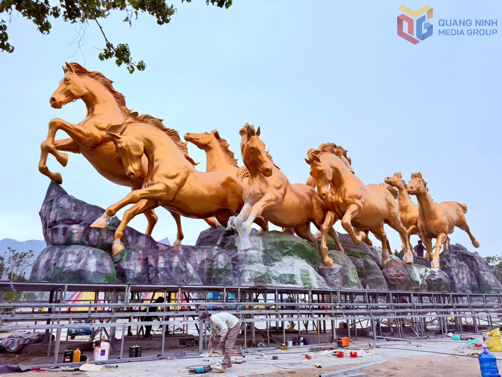 Cụm biểu tượng 8 linh vật ngựa dũng m&atilde;nh, biểu trưng cho sức mạnh, t&agrave;i lộc v&agrave; th&agrave;nh c&ocirc;ng trong năm mới hứa hẹn trở th&agrave;nh điểm check-in ấn tượng cho nh&acirc;n d&acirc;n v&agrave; du kh&aacute;ch