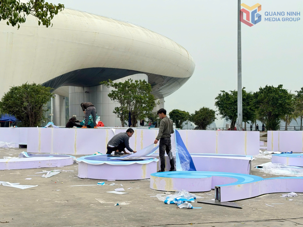 Khu vực trang tr&iacute; theo hệ gi&aacute; trị Quảng Ninh đang được nhanh ch&oacute;ng ho&agrave;n thiện