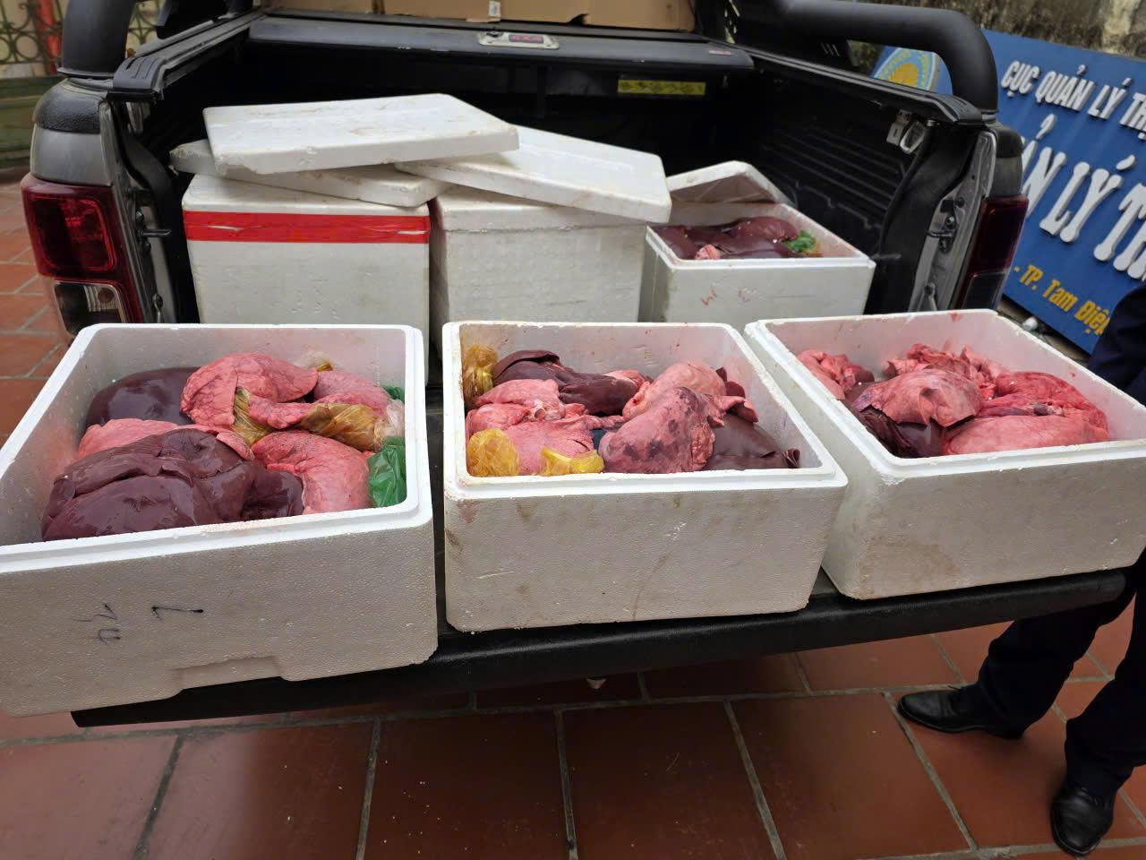 Lực lượng chức năng ph&aacute;t hiện phương tiện c&oacute; chứa 100 kg nội tạng lợn