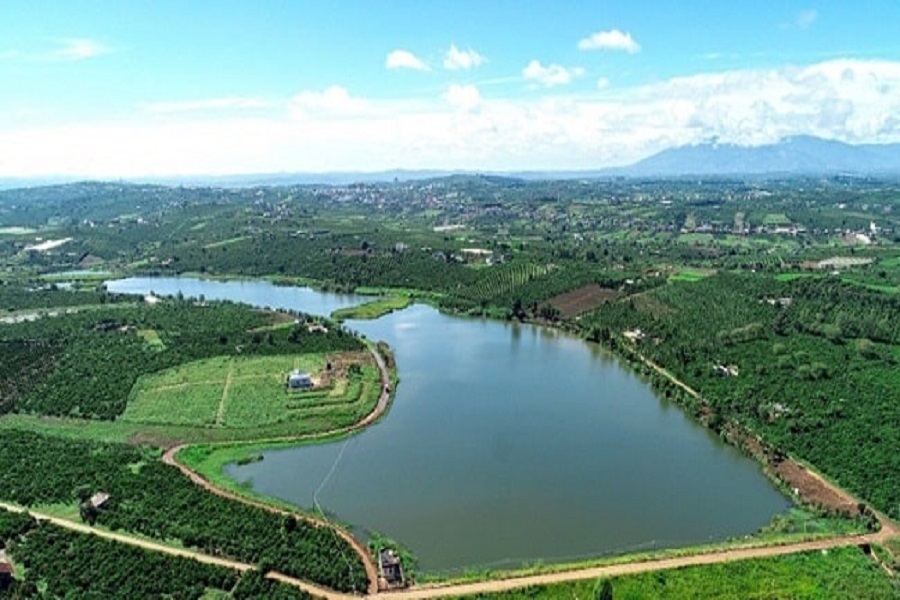 Hồ x&atilde; Ph&uacute;c Thọ L&acirc;m H&agrave; hồ nước lớn sở hữu l&agrave;n nước trong xanh.