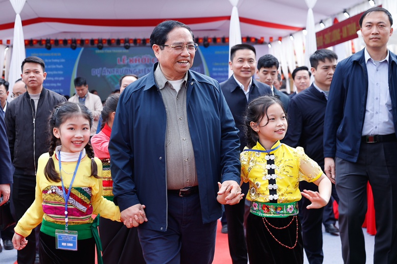 Thủ tướng Phạm Minh Ch&iacute;nh v&agrave; c&aacute;c em học sinh dự lễ khởi c&ocirc;ng dự &aacute;n Trường li&ecirc;n cấp Cẩm Thạch - Ảnh: VGP/Nhật Bắc