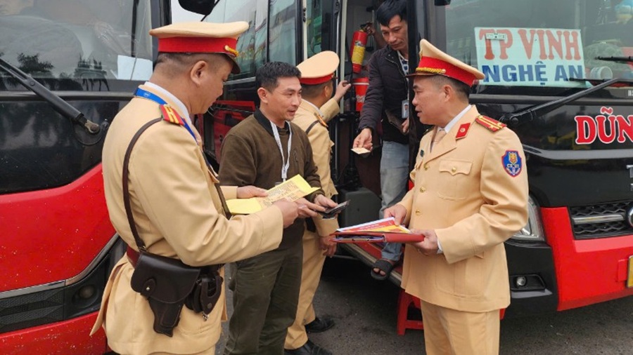 Tăng cường kiểm soát vận tải hành khách, bảo đảm an toàn giao thông dịp cao điểm Tết