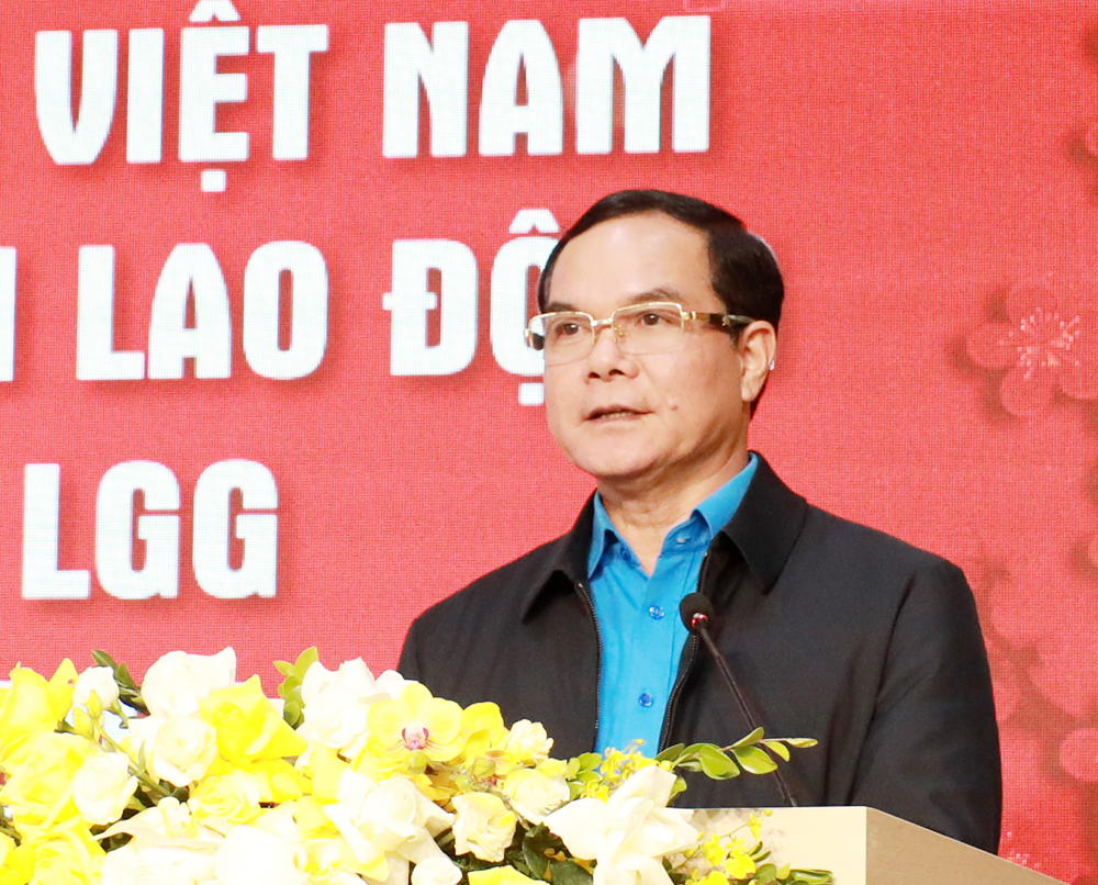 Đồng ch&iacute; Nguyễn Đ&igrave;nh Khang ph&aacute;t biểu tại chương tr&igrave;nh trao qu&agrave;.