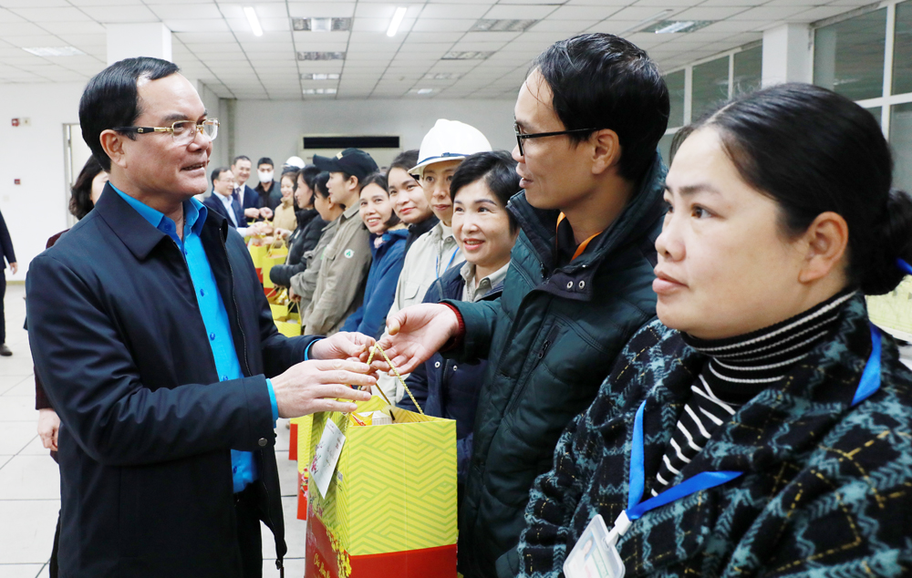 Đồng ch&iacute; Nguyễn Đ&igrave;nh Khang tặng qu&agrave; c&ocirc;ng nh&acirc;n ho&agrave;n cảnh kh&oacute; khăn tại C&ocirc;ng ty cổ phần Ph&acirc;n đạm v&agrave; H&oacute;a chất H&agrave; Bắc.