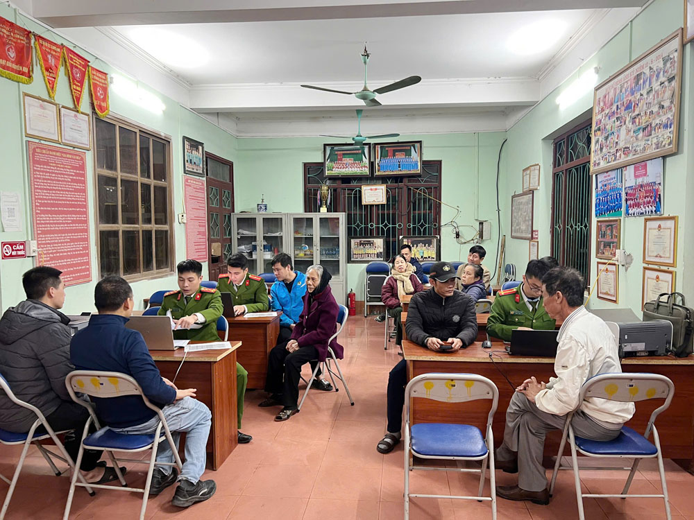 C&aacute;n bộ Đội chữa ch&aacute;y v&agrave; cứu nạn, cứu hộ Khu c&ocirc;ng nghiệp Đ&igrave;nh Tr&aacute;m tổ chức cho người d&acirc;n tổ d&acirc;n phố Ho&agrave;ng Mai 2, phường Nếnh k&yacute; cam kết thực hiện an to&agrave;n ph&ograve;ng ch&aacute;y.