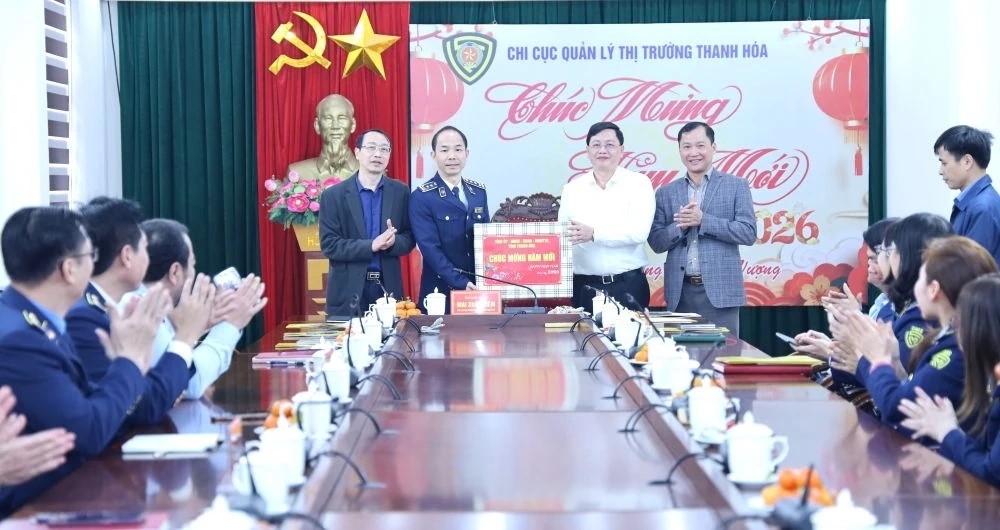 Phó Chủ tịch Thường trực UBND tỉnh Thanh Hóa thăm, chúc Tết các đơn vị làm nhiệm vụ thiết yếu dịp Tết