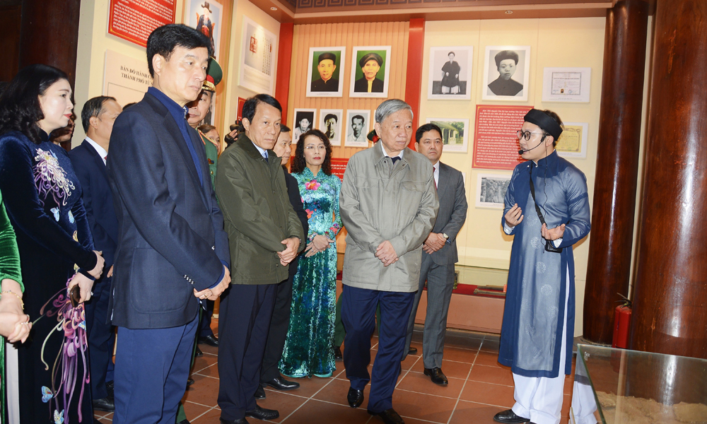 Tổng B&iacute; thư T&ocirc; L&acirc;m c&ugrave;ng c&aacute;c đồng ch&iacute; l&atilde;nh đạo thăm Khu trưng b&agrave;y tư liệu, hiện vật về cuộc đời, th&acirc;n thế, sự nghiệp của Tổng B&iacute; thư Nguyễn Văn Cừ.