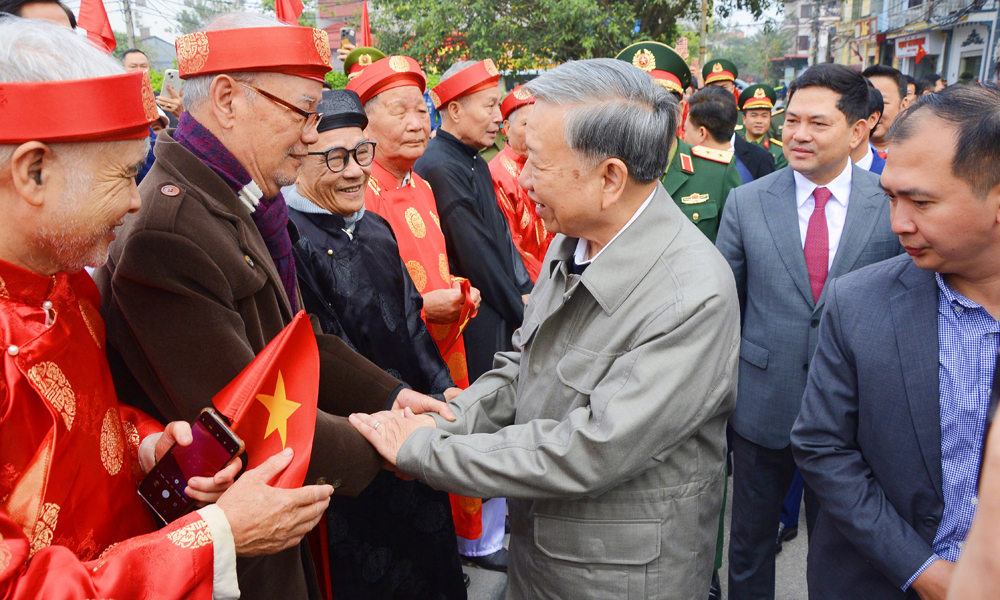 Tổng B&iacute; thư T&ocirc; L&acirc;m tr&ograve; chuyện với Nh&acirc;n d&acirc;n phường Ph&ugrave; Kh&ecirc;.