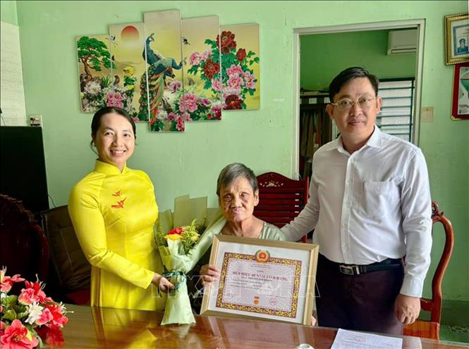 B&agrave; Nguyễn Thụy Yến Phương, B&iacute; thư Đảng ủy x&atilde; C&aacute;i Ngang, tỉnh Vĩnh Long cho rằng, &ldquo;D&acirc;n l&agrave; gốc&rdquo; phải trở th&agrave;nh phương ch&acirc;m h&agrave;nh động trong mọi lĩnh vực, được cụ thể h&oacute;a th&agrave;nh những cơ chế, ch&iacute;nh s&aacute;ch v&agrave; việc l&agrave;m thiết thực. Ảnh: TTXVN