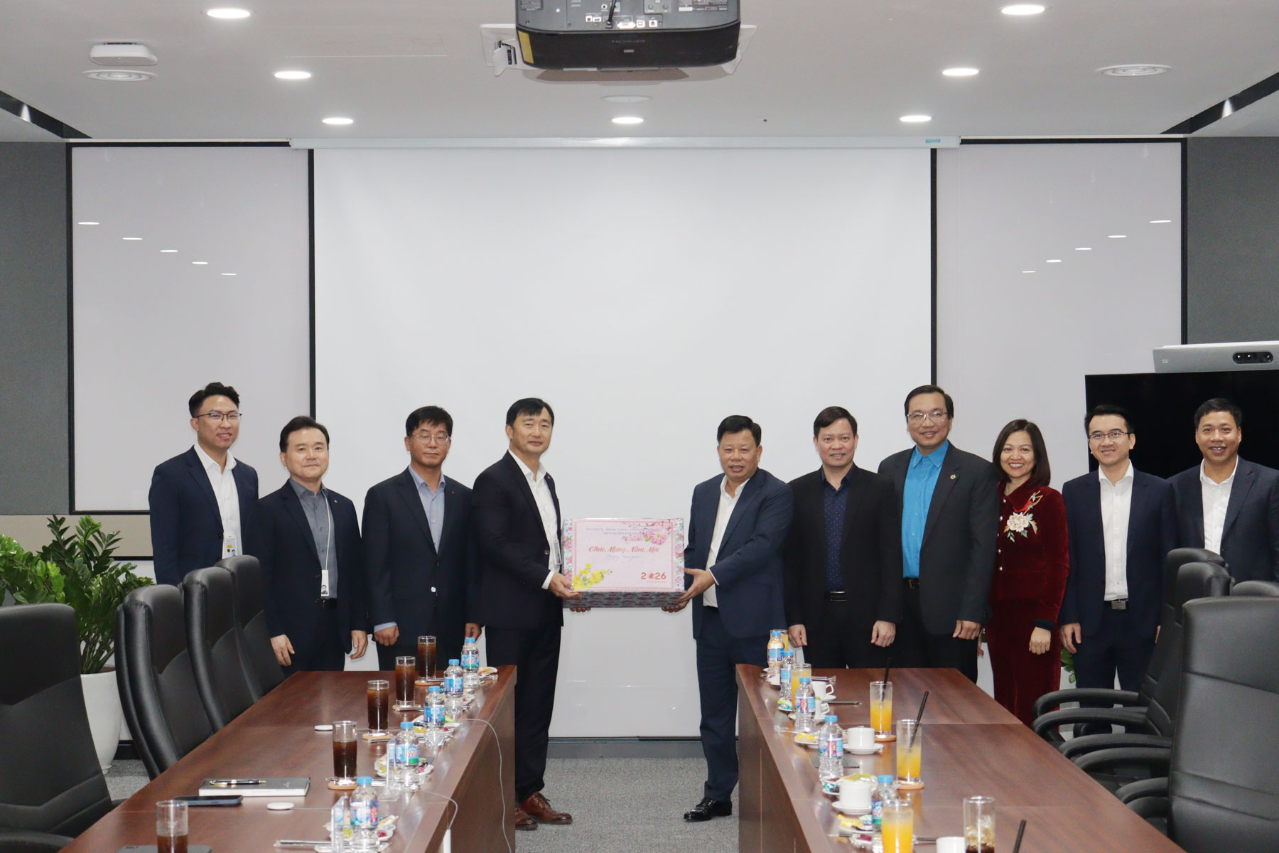 Ph&oacute; Chủ tịch UBND th&agrave;nh phố thăm, tặng qu&agrave; C&ocirc;ng ty TNHH LG Innotek Việt Nam Hải Ph&ograve;ng.