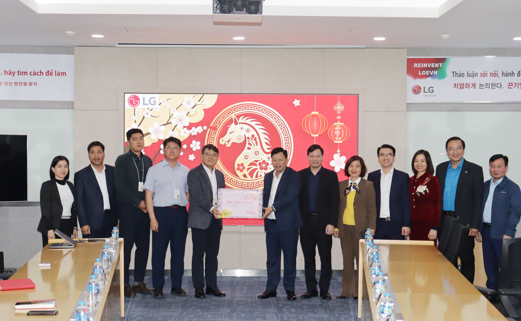 Lãnh đạo thành phố Hải Phòng thăm, tặng quà và chúc Tết một số đơn vị, doanh nghiệp