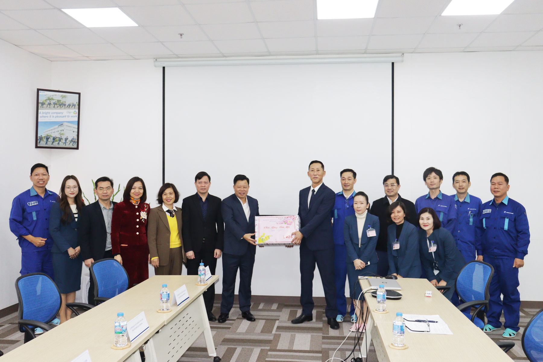 Ph&oacute; Chủ tịch UBND th&agrave;nh phố L&ecirc; Trung Ki&ecirc;n thăm, tặng qu&agrave; C&ocirc;ng ty TNHH Nichias Hải Ph&ograve;ng.