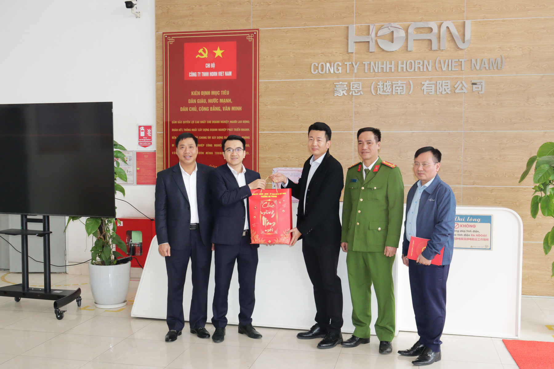 L&atilde;nh đạo phường An Phong tặng qu&agrave; C&ocirc;ng ty TNHH Horn Việt Nam.