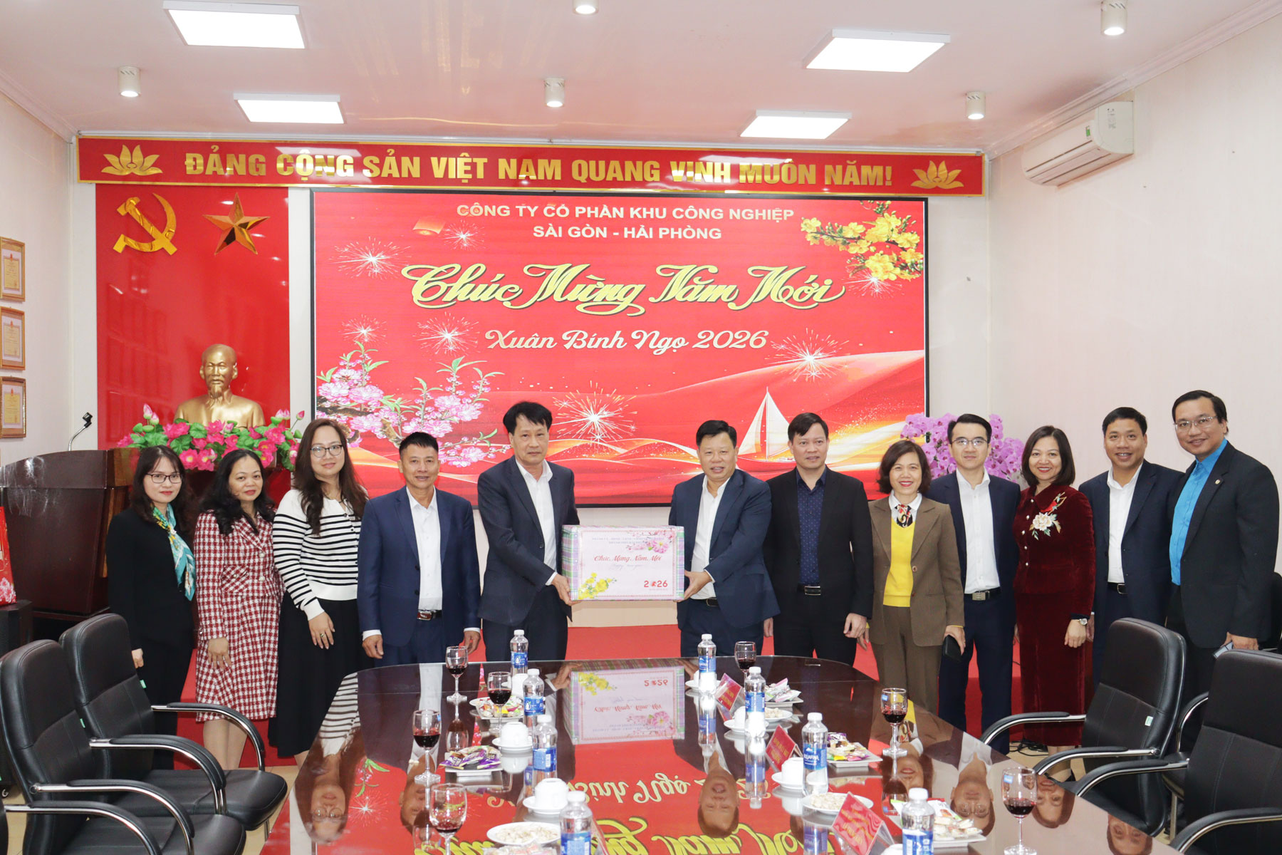 Ph&oacute; Chủ tịch UBND th&agrave;nh phố thăm, tặng qu&agrave; C&ocirc;ng ty Cổ phần Khu c&ocirc;ng nghiệp S&agrave;i G&ograve;n - Hải Ph&ograve;ng.