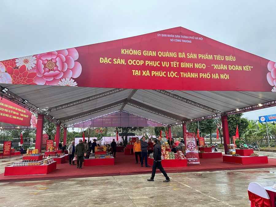 Kh&ocirc;ng gian trưng b&agrave;y tại khu vực s&acirc;n đ&igrave;nh V&acirc;n Cốc, x&atilde; Ph&uacute;c Lộc