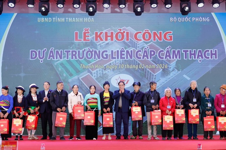 Thủ tướng Ch&iacute;nh phủ Phạm Minh Ch&iacute;nh tặng qu&agrave; 100 gia đ&igrave;nh ch&iacute;nh s&aacute;ch, hộ ngh&egrave;o tr&ecirc;n địa b&agrave;n x&atilde; Cẩm Thạch v&agrave; tỉnh Thanh Ho&aacute; - Ảnh: VGP/Nhật Bắc