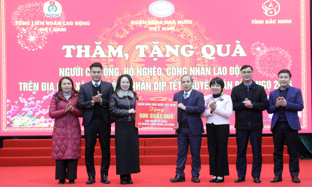 Đồng ch&iacute; Đo&agrave;n Th&aacute;i Sơn c&ugrave;ng th&agrave;nh vi&ecirc;n đo&agrave;n c&ocirc;ng t&aacute;c trao biểu trưng tặng 500 suất qu&agrave; Tết cho x&atilde; Sơn Động.