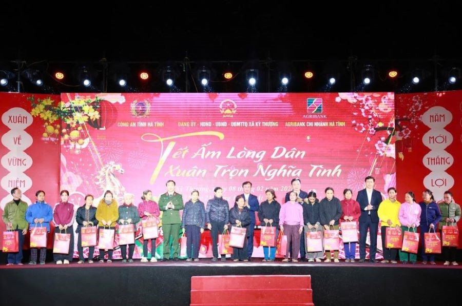 Đồng ch&iacute; Hồ Huy Th&agrave;nh, Ph&oacute; Chủ tịch UBND tỉnh, Đại t&aacute; Nguyễn Trung Ki&ecirc;n, Ph&oacute; Gi&aacute;m đốc C&ocirc;ng an tỉnh c&ugrave;ng l&atilde;nh đạo địa phương trao qu&agrave; cho c&aacute;c hộ gia đ&igrave;nh tr&ecirc;n địa b&agrave;n x&atilde; Kỳ Thượng