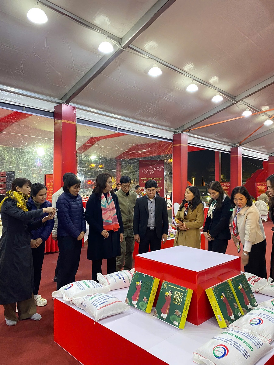 Các đại bi&ecirc;̉u thăm gian hàng tại kh&ocirc;ng gian trưng b&agrave;y x&atilde; Thạch Thất