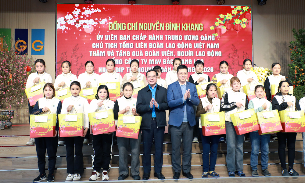 Chủ tịch Tổng Liên đoàn Lao động Việt Nam tặng quà Tết công nhân hoàn cảnh khó khăn tại Bắc Ninh