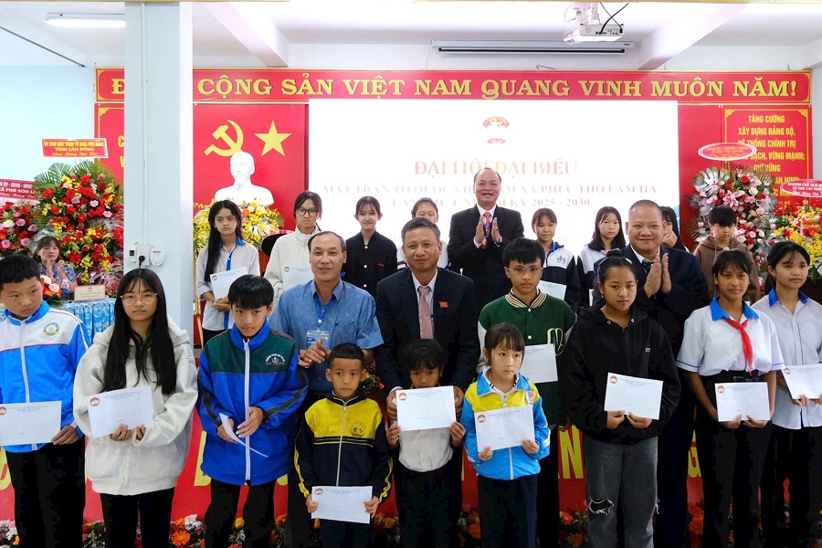 X&atilde; Ph&uacute;c Thọ L&acirc;m H&agrave; trao 24 suất học bổng cho c&aacute;c em học sinh ngh&egrave;o, vượt kh&oacute;