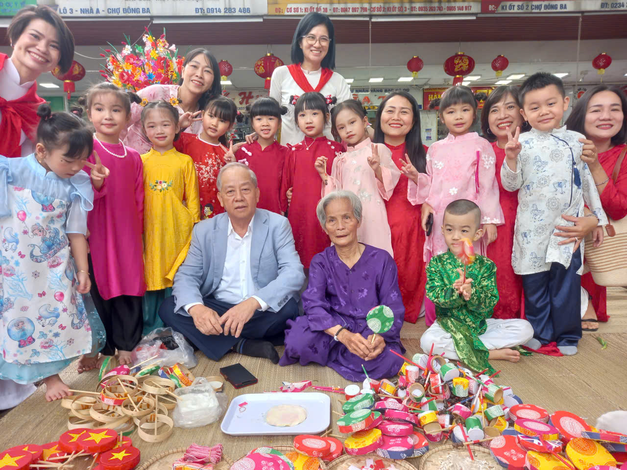 ... c&ugrave;ng nghệ nh&acirc;n l&agrave;m trống l&ugrave;ng tung