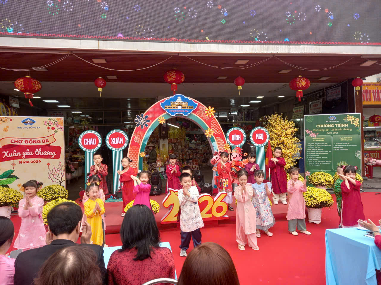 Con em tiểu thương chợ Đ&ocirc;ng ba