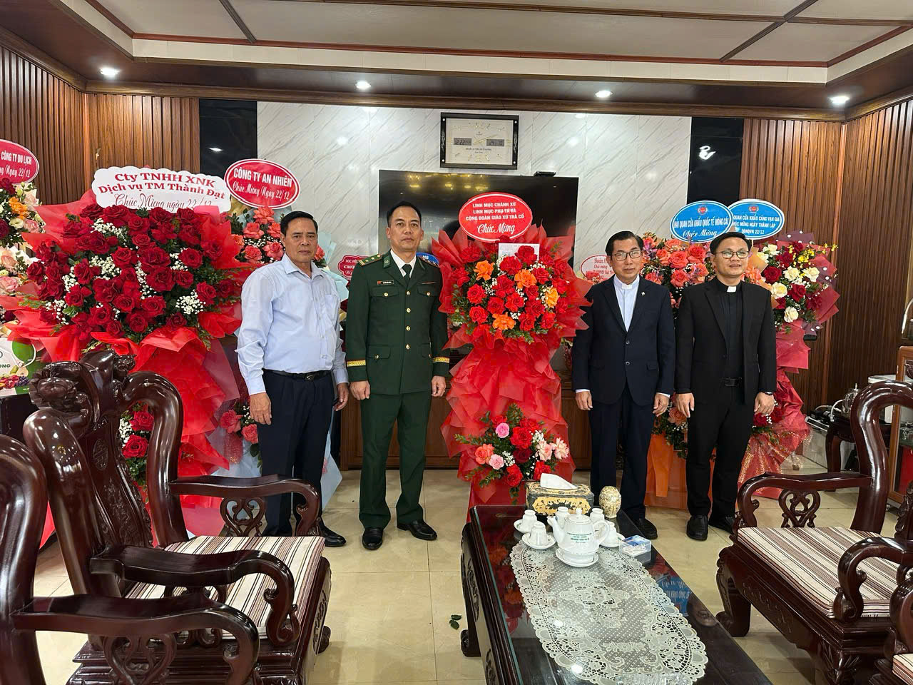 Linh mục, Ban H&agrave;nh gi&aacute;o Gi&aacute;o xứ Tr&agrave; Cổ ch&uacute;c mừng Đồn Bi&ecirc;n ph&ograve;ng Tr&agrave; Cổ nh&acirc;n ng&agrave;y 22/12/2025.