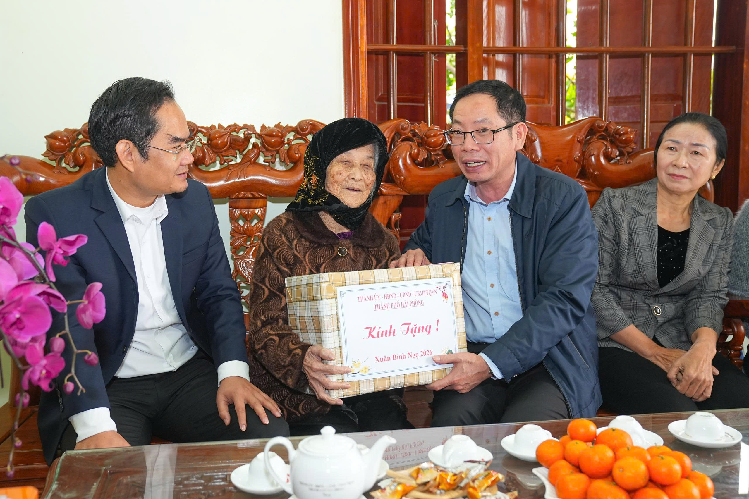 Ph&oacute; Chủ tịch UBND th&agrave;nh phố Vũ Tiến Phụng thăm, tặng qu&agrave; c&aacute;c gia đ&igrave;nh ch&iacute;nh s&aacute;ch phường L&ecirc; &Iacute;ch Mộc.