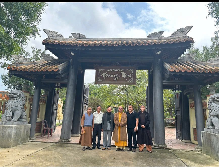 Gi&aacute;o sư L&ecirc; Mạnh Th&aacute;t đứng ở giữa