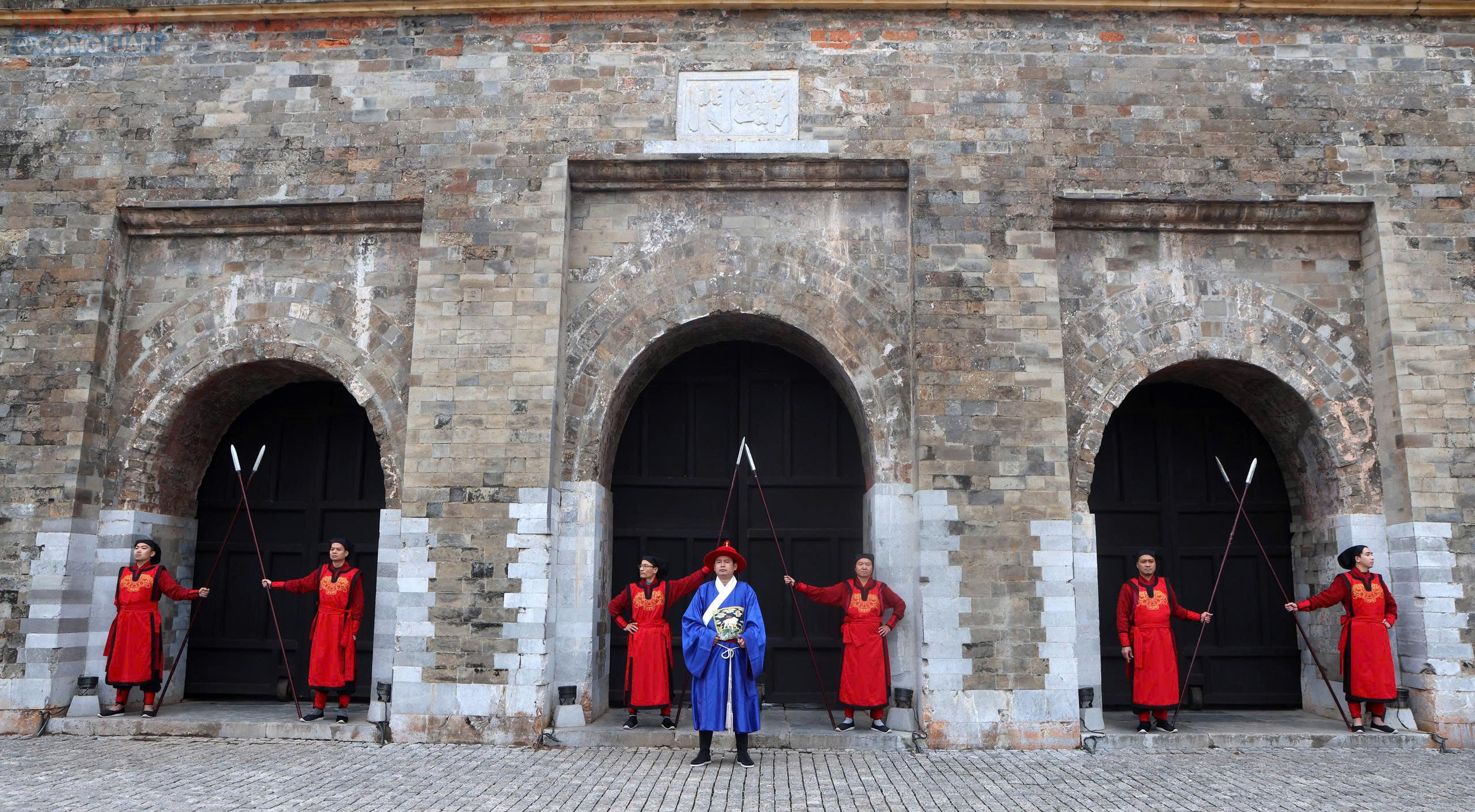 Theo sử liệu, v&agrave;o thời L&ecirc; Trung hưng, c&aacute;c nghi lễ Tết cung đ&igrave;nh diễn ra li&ecirc;n tục từ cuối th&aacute;ng Chạp đến m&ugrave;ng 7 th&aacute;ng Gi&ecirc;ng, gồm nhiều nghi thức như: lễ c&uacute;ng T&aacute;o qu&acirc;n, lễ Tiến lịch, lễ Tiến xu&acirc;n ngưu, lễ phất thức, lễ c&aacute;p hưởng, lễ thướng ti&ecirc;u (dựng c&acirc;y n&ecirc;u), lễ trừ tịch, lễ Ch&iacute;nh đ&aacute;n, lễ ch&uacute;c thọ nh&agrave; vua, lễ tế giao, lễ khai hạ, lễ khai ấn&hellip; Trong đ&oacute;, lễ Tiến lịch, lễ Tiến xu&acirc;n ngưu, lễ thướng ti&ecirc;u v&agrave; lễ Ch&iacute;nh đ&aacute;n được xem l&agrave; những nghi lễ quan trọng nhất.