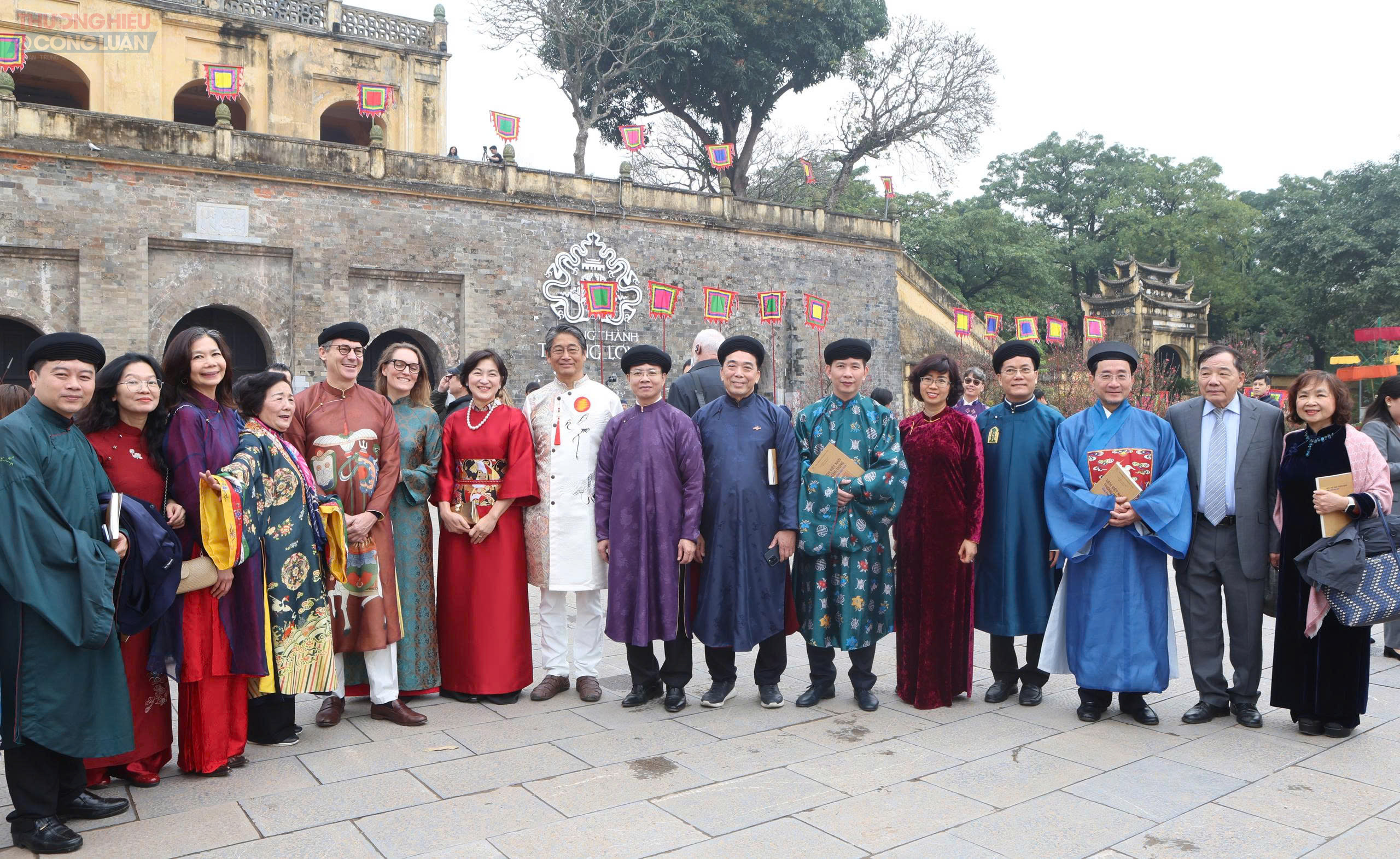 Kh&ocirc;ng chỉ mang gi&aacute; trị lịch sử, chương tr&igrave;nh &ldquo;Tống cựu nghinh t&acirc;n&rdquo; c&ograve;n c&oacute; &yacute; nghĩa quan trọng trong việc gi&aacute;o dục truyền thống, bồi đắp l&ograve;ng tự h&agrave;o d&acirc;n tộc cho thế hệ trẻ. Th&ocirc;ng qua c&aacute;c hoạt động trải nghiệm, tham quan, t&igrave;m hiểu, người d&acirc;n v&agrave; du kh&aacute;ch, đặc biệt l&agrave; giới trẻ, c&oacute; cơ hội tiếp cận gần hơn với di sản văn h&oacute;a của cha &ocirc;ng.