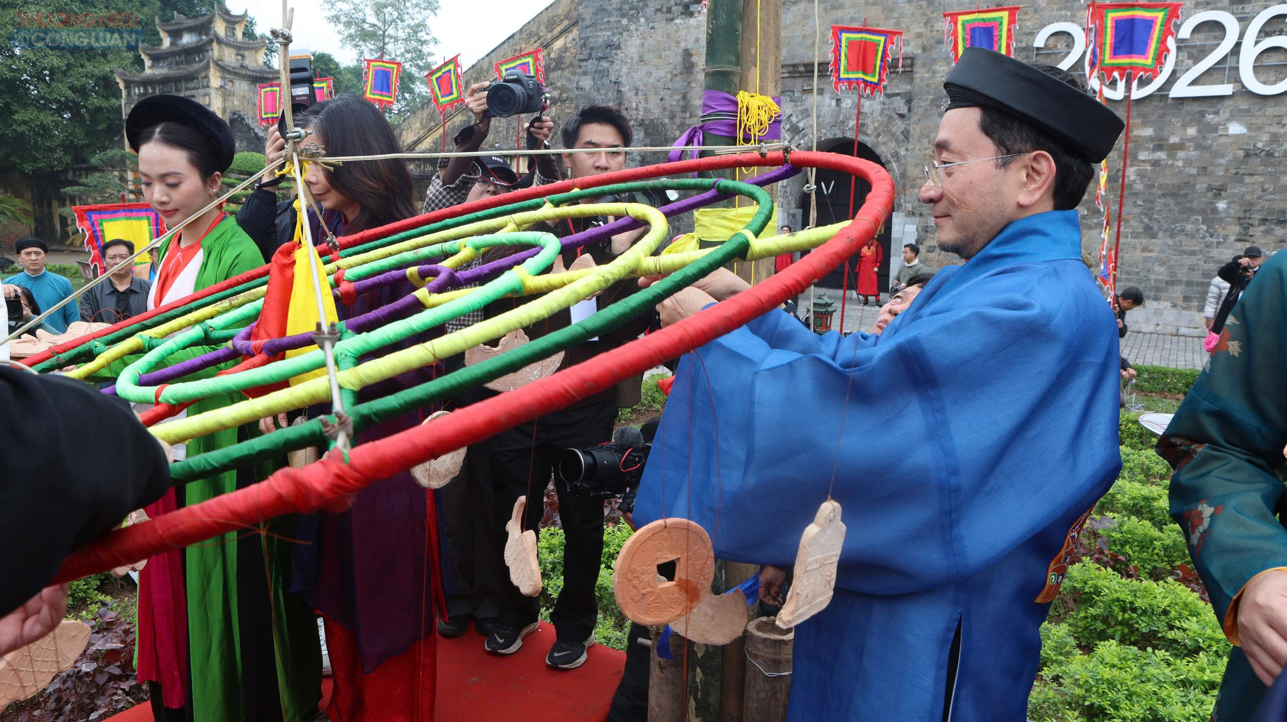 B&ecirc;n cạnh đ&oacute;, nghi lễ thướng ti&ecirc;u (dựng c&acirc;y n&ecirc;u) cũng được giới thiệu nhằm t&aacute;i hiện kh&ocirc;ng kh&iacute; Tết xưa trong ho&agrave;ng cung. Theo ghi ch&eacute;p, c&acirc;y n&ecirc;u được dựng trước ti&ecirc;n trong cung vua, phủ ch&uacute;a v&agrave; dinh thự quan lại, sau đ&oacute; mới đến nh&agrave; d&acirc;n.