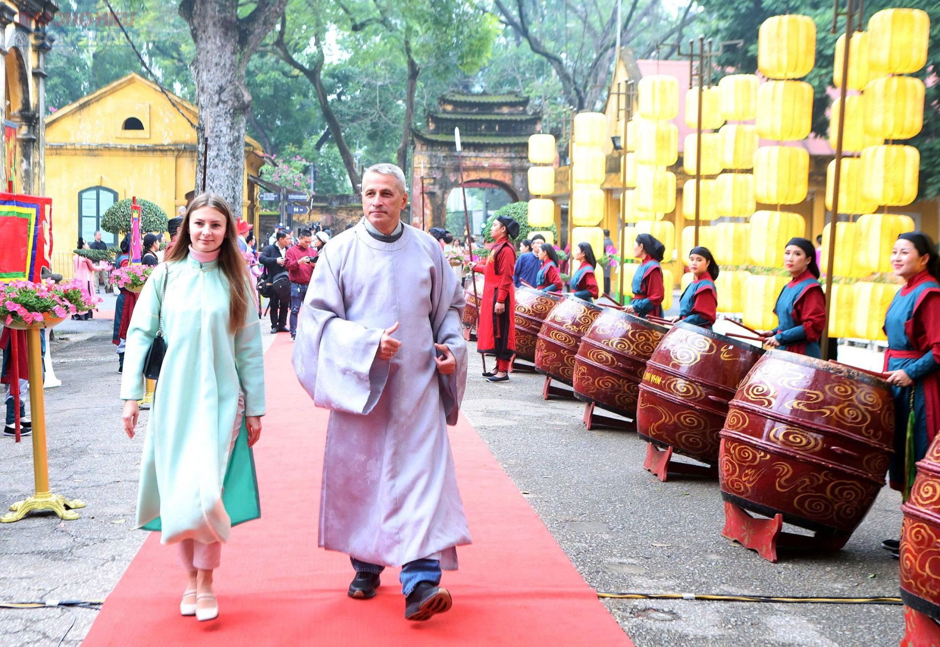 Sự kiện cũng thu h&uacute;t sự quan t&acirc;m của nhiều đại sứ, đại diện tổ chức quốc tế, chuy&ecirc;n gia, nh&agrave; khoa học trong v&agrave; ngo&agrave;i nước. Sự hiện diện của bạn b&egrave; quốc tế tại chương tr&igrave;nh g&oacute;p phần khẳng định sức lan tỏa của văn h&oacute;a Việt Nam, đồng thời thể hiện cam kết chung trong việc bảo tồn v&agrave; ph&aacute;t huy c&aacute;c gi&aacute; trị di sản, t&agrave;i sản v&ocirc; gi&aacute; của nh&acirc;n loại.