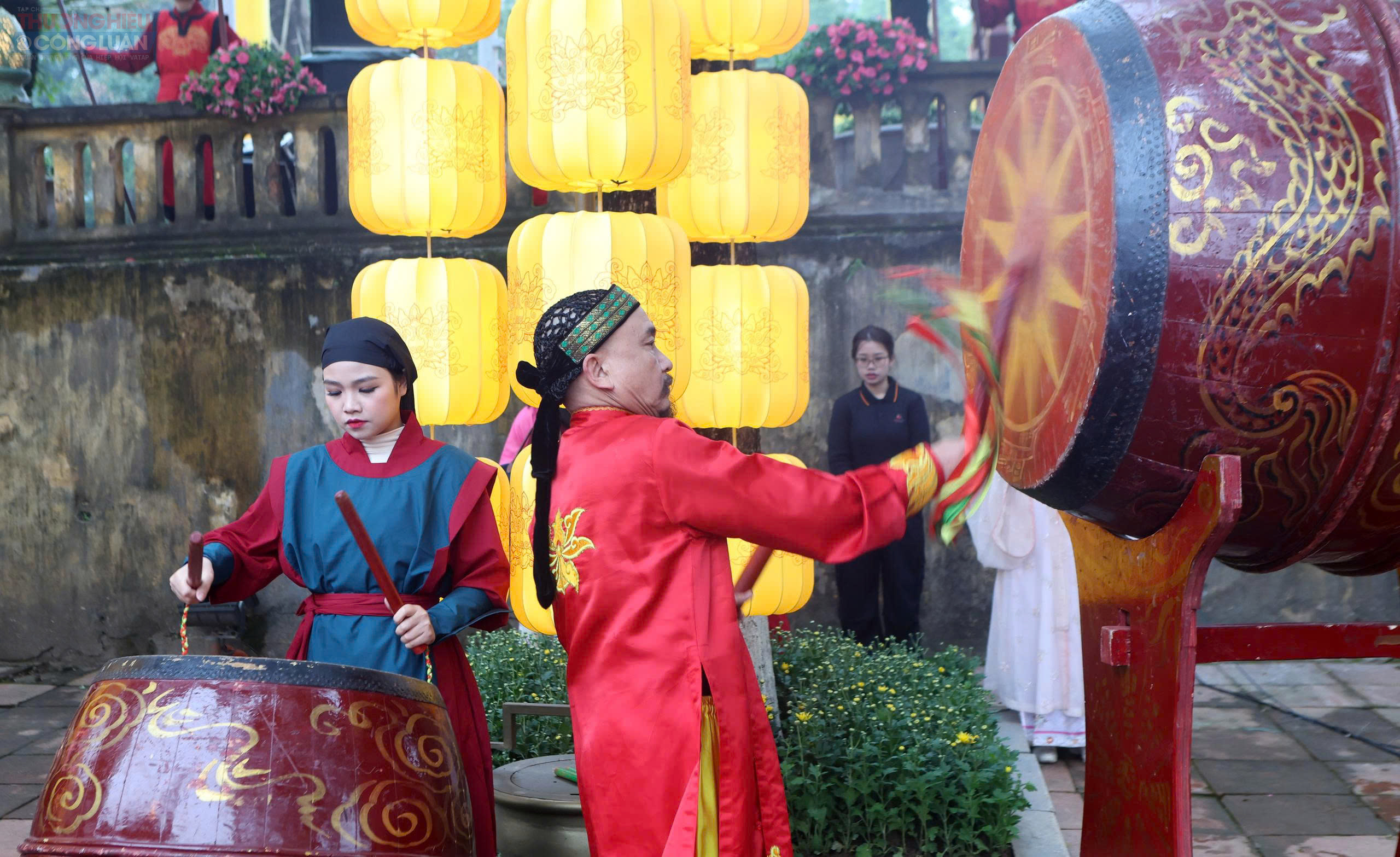 Theo truyền thống, Tết bắt đầu từ ng&agrave;y 23 th&aacute;ng Chạp v&agrave; kết th&uacute;c v&agrave;o m&ugrave;ng 7 th&aacute;ng Gi&ecirc;ng với nhiều nghi lễ diễn ra cả trong cung đ&igrave;nh lẫn d&acirc;n gian. Tại Thăng Long - kinh đ&ocirc; của c&aacute;c triều đại phong kiến Việt Nam, văn h&oacute;a Tết mang sắc th&aacute;i đặc biệt, l&agrave; sự hội tụ v&agrave; giao thoa giữa văn h&oacute;a cung đ&igrave;nh v&agrave; văn h&oacute;a d&acirc;n gian.