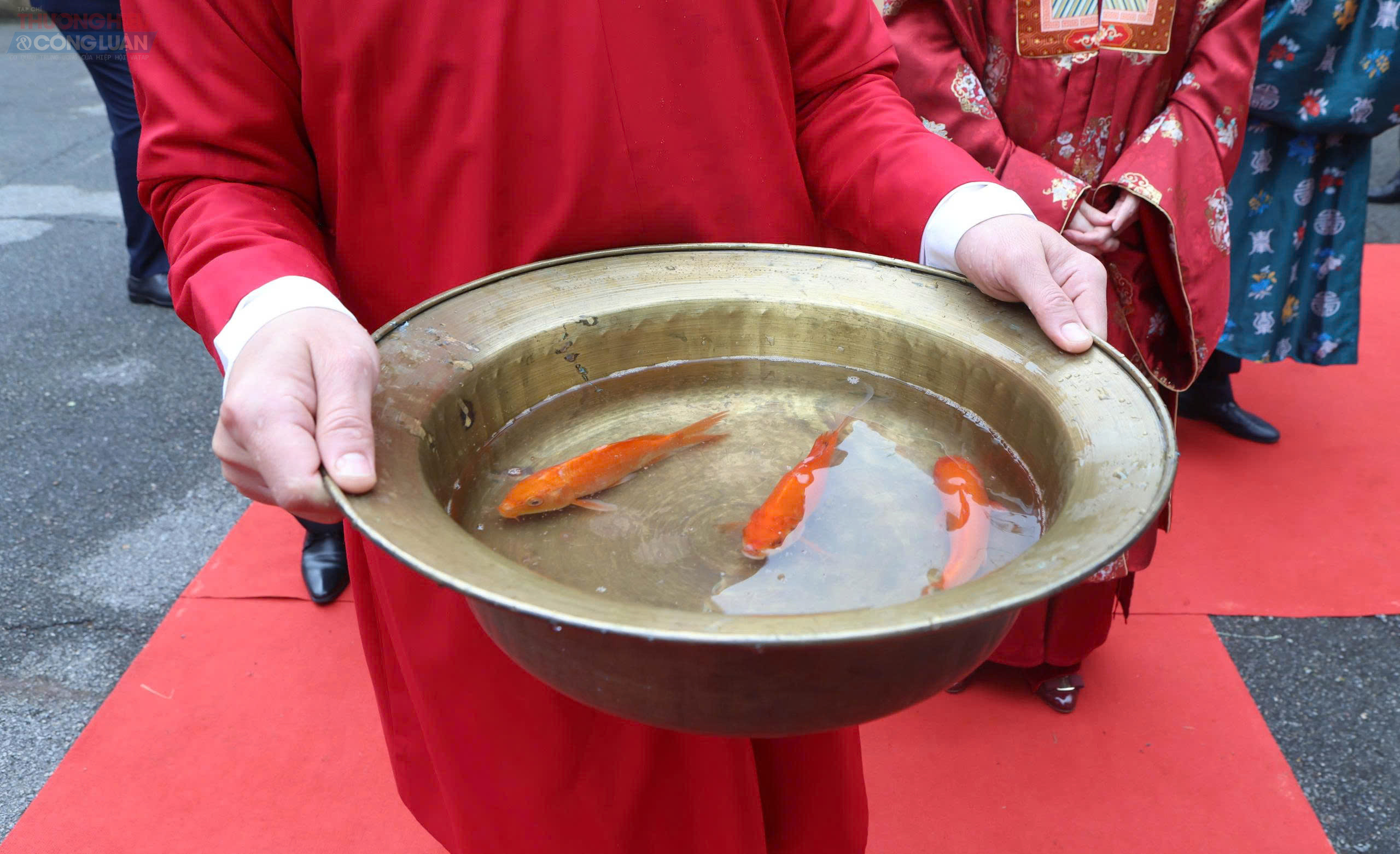 Một điểm nhấn kh&aacute;c của chương tr&igrave;nh l&agrave; nghi lễ thả c&aacute; ch&eacute;p tiễn &ocirc;ng C&ocirc;ng, &ocirc;ng T&aacute;o về trời. Đ&acirc;y l&agrave; phong tục l&acirc;u đời của người Việt, thể hiện l&ograve;ng th&agrave;nh k&iacute;nh với thần linh v&agrave; ước vọng về một năm mới an l&agrave;nh, thịnh vượng.