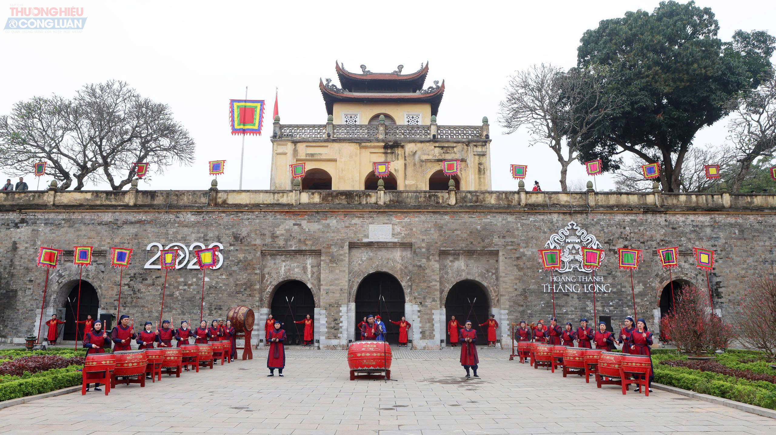 Ngo&agrave;i ra, nghi lễ đổi g&aacute;c trong cung đ&igrave;nh cũng được t&aacute;i hiện c&ocirc;ng phu, cho thấy sự nghi&ecirc;m ngặt trong c&ocirc;ng t&aacute;c bảo vệ ho&agrave;ng cung xưa. Từng động t&aacute;c, trang phục, nghi thức đều được nghi&ecirc;n cứu kỹ lưỡng, g&oacute;p phần mang đến cho c&ocirc;ng ch&uacute;ng c&aacute;i nh&igrave;n ch&acirc;n thực về đời sống cung đ&igrave;nh thời phong kiến.