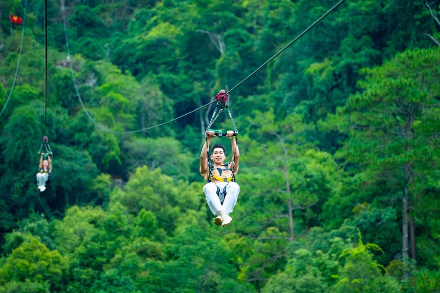 Zipline xuy&ecirc;n rừng 1.500 m tại th&aacute;c Datanla